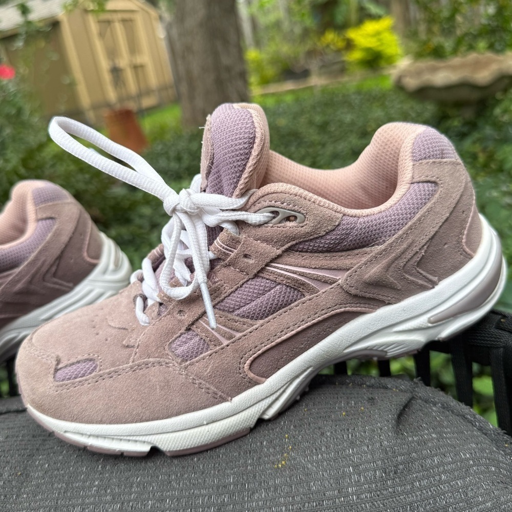 Like New! Vionic Walker Classic Walking Shoes Mau… - image 4